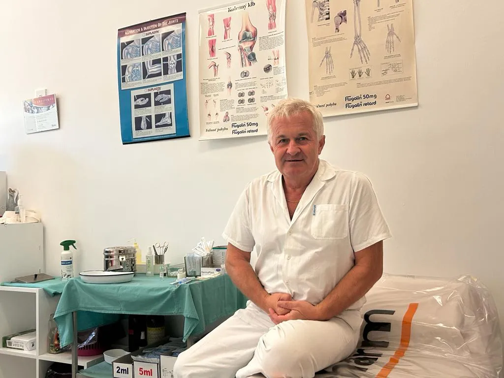 Lekár v ortopedickej ambulancii Ortomedical v Čadci